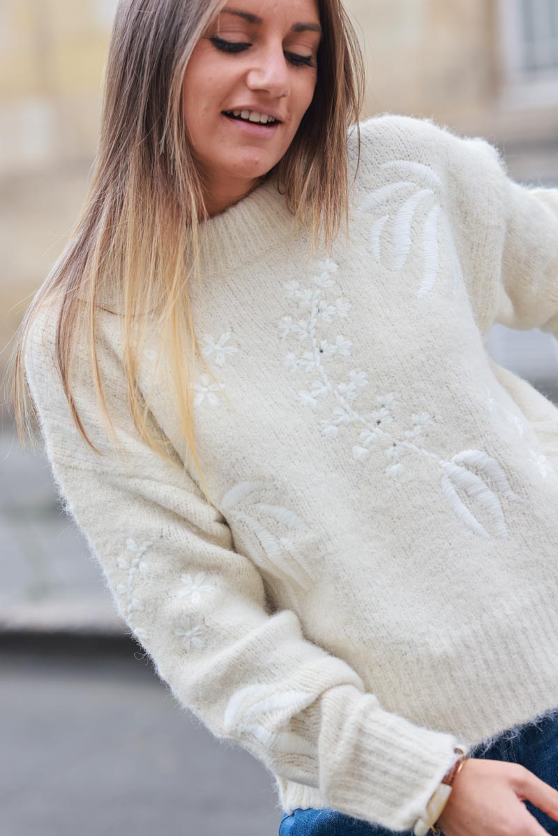 Pull moelleux tout doux en maille beige col rond  broderie feuille et fleurs