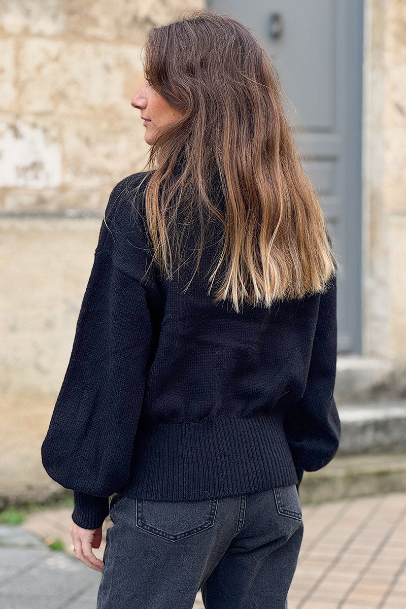 Pull noir en maille col roulé côtelé et manches resserrées