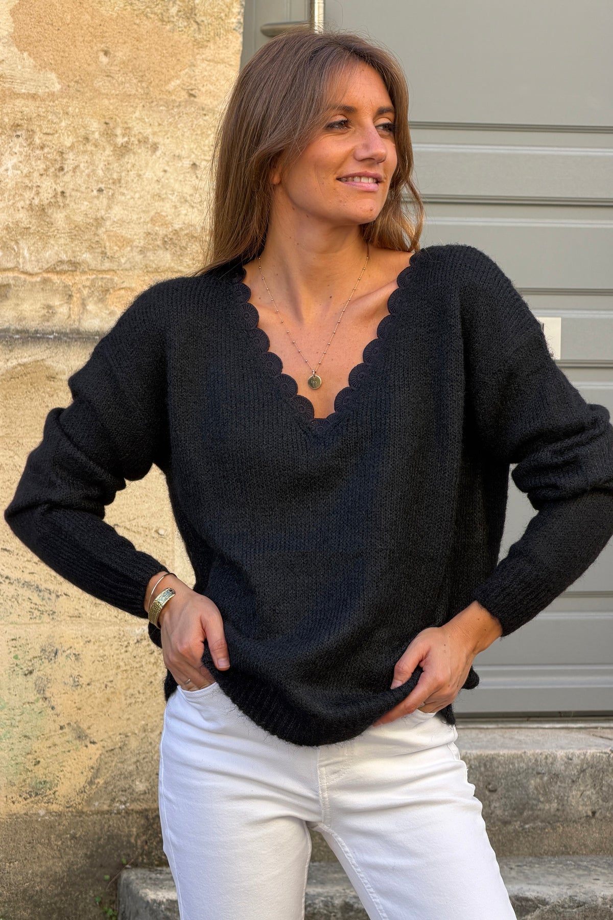 Pull noir en maille détail col dentelle rosaces