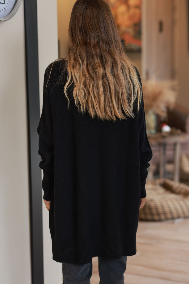 Pull noir long oversize tout doux col rond couture manches resserrées côtelées