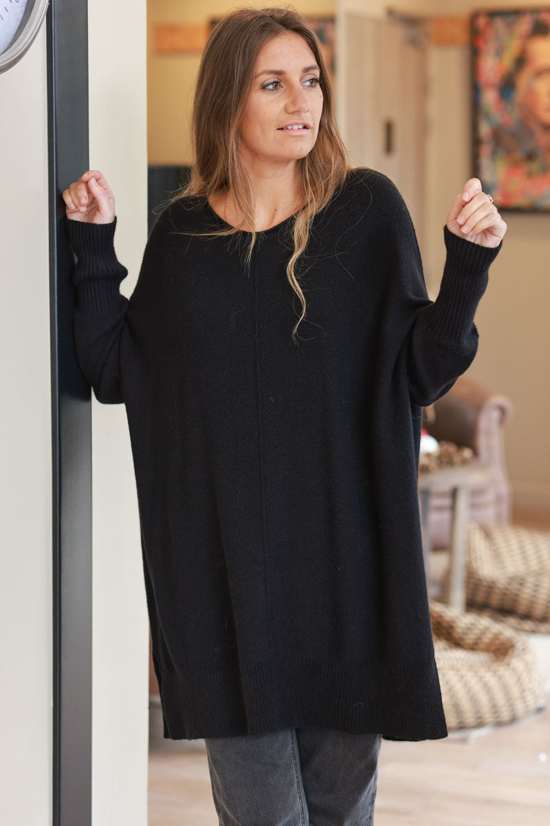 Pull noir long oversize tout doux col rond couture manches resserrées côtelées