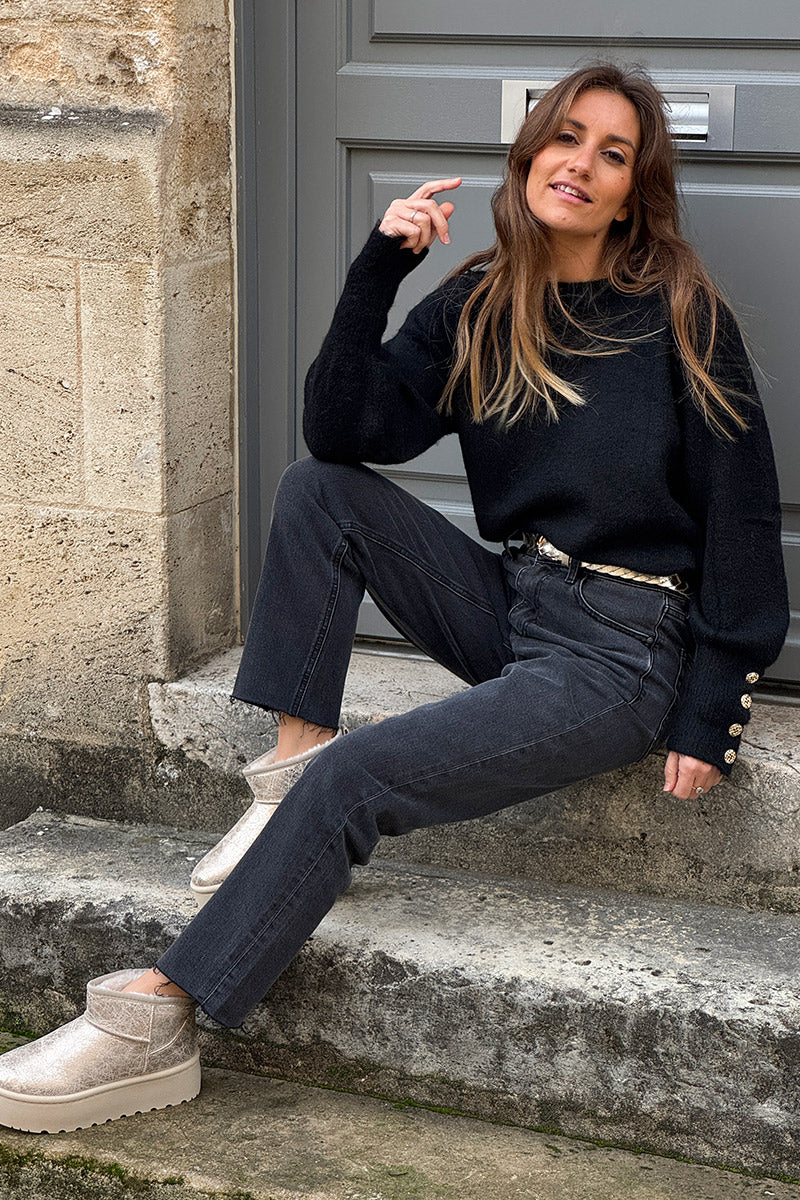 Pull noir moelleux col rond côtelé manches resserrées détails boutons dorés