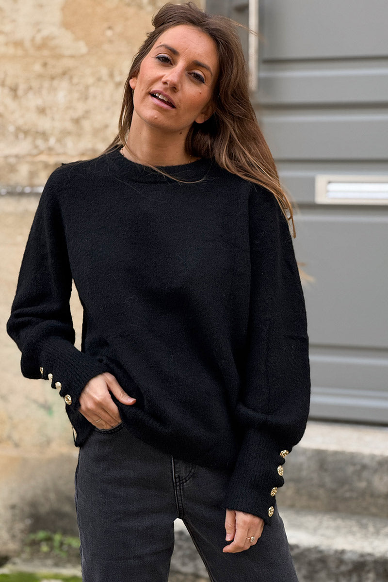 Pull noir moelleux col rond côtelé manches resserrées détails boutons dorés