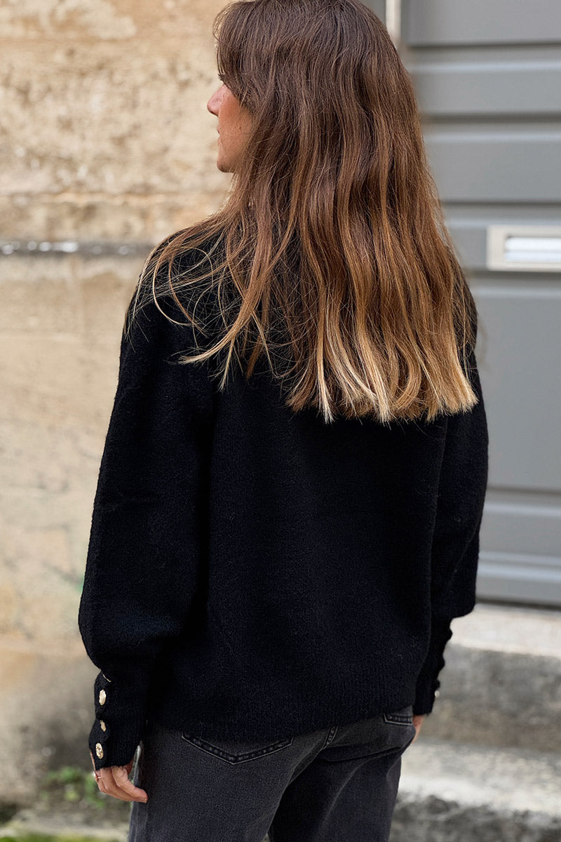 Pull noir moelleux col rond côtelé manches resserrées détails boutons dorés