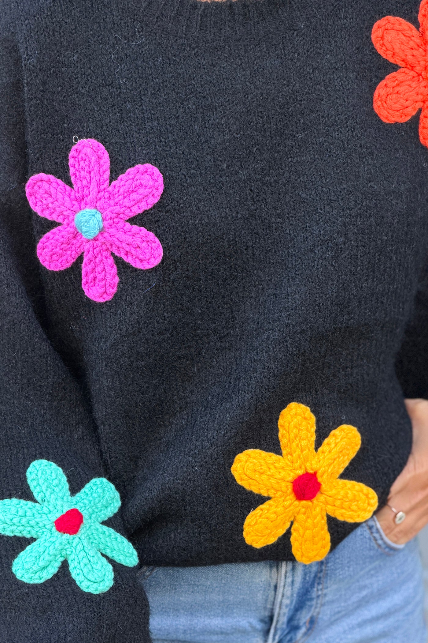Pull noir moelleux en maille broderie grosses fleurs colorées
