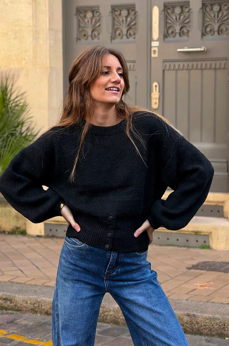 Pull noir moelleux en maille taille resserrée avec boutons