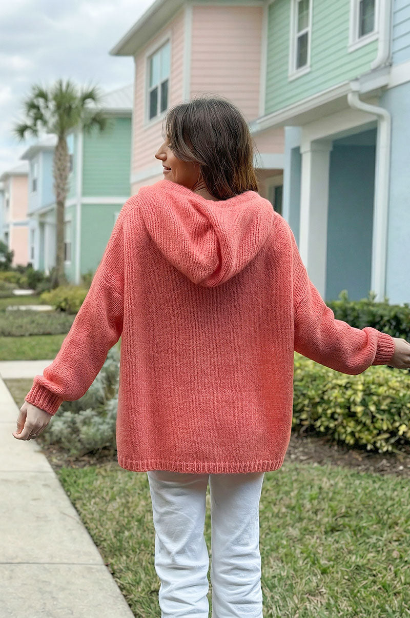 Pull orange pastel en maille mohair à capuche avec cordons