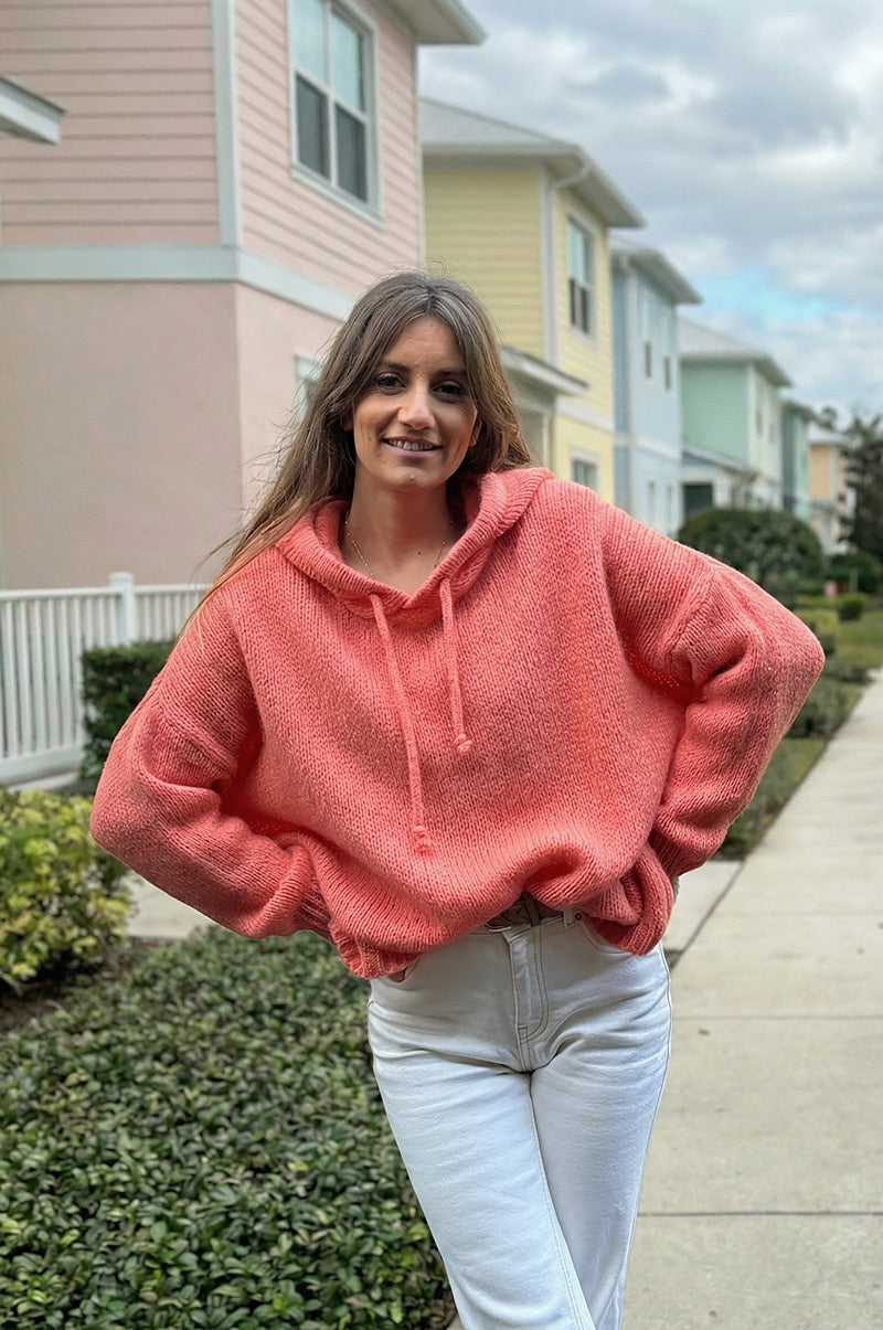 Pull orange pastel en maille mohair à capuche avec cordons