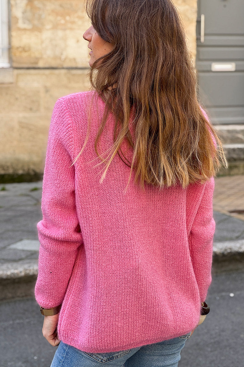 Pull rose coupe ajustée en petite maille col V