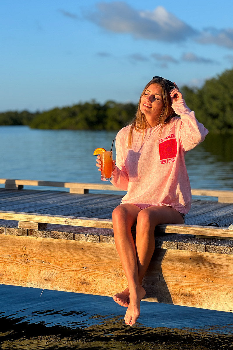 Pull rose en maille coton mélangé motif Le Soleil coloré au dos