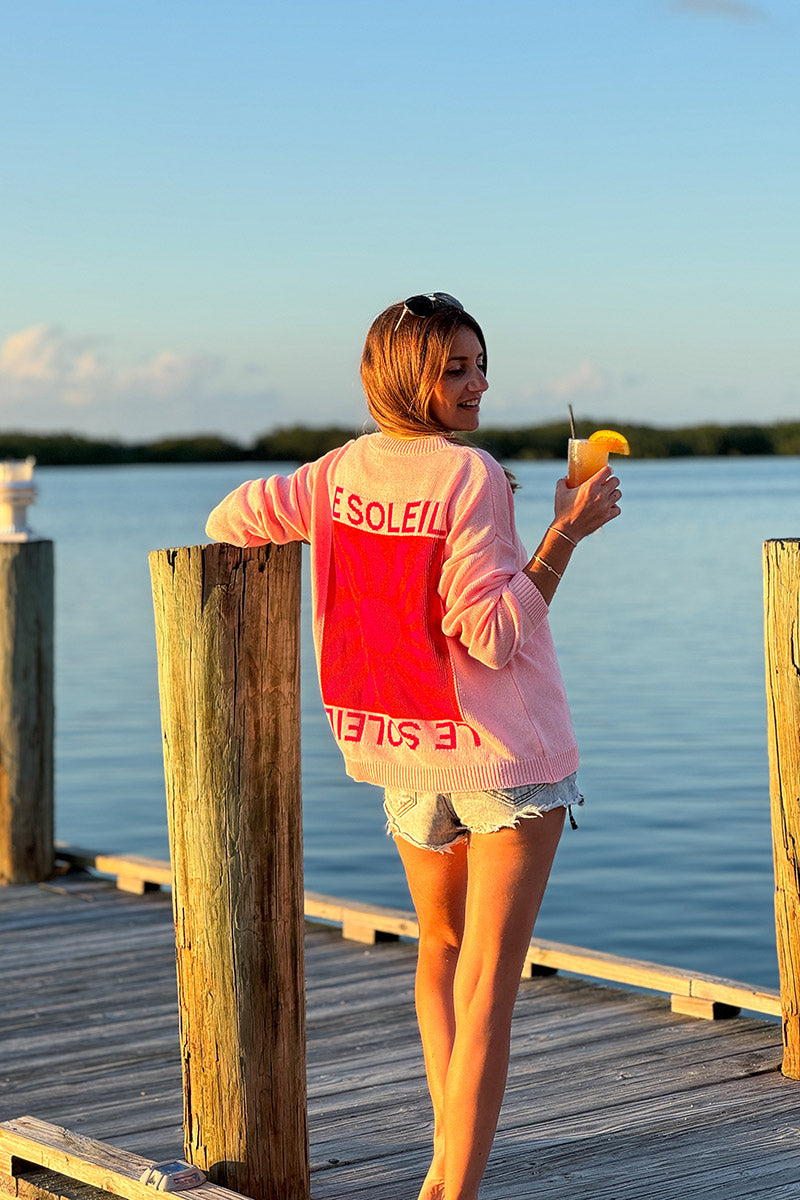 Pull rose en maille coton mélangé motif Le Soleil coloré au dos