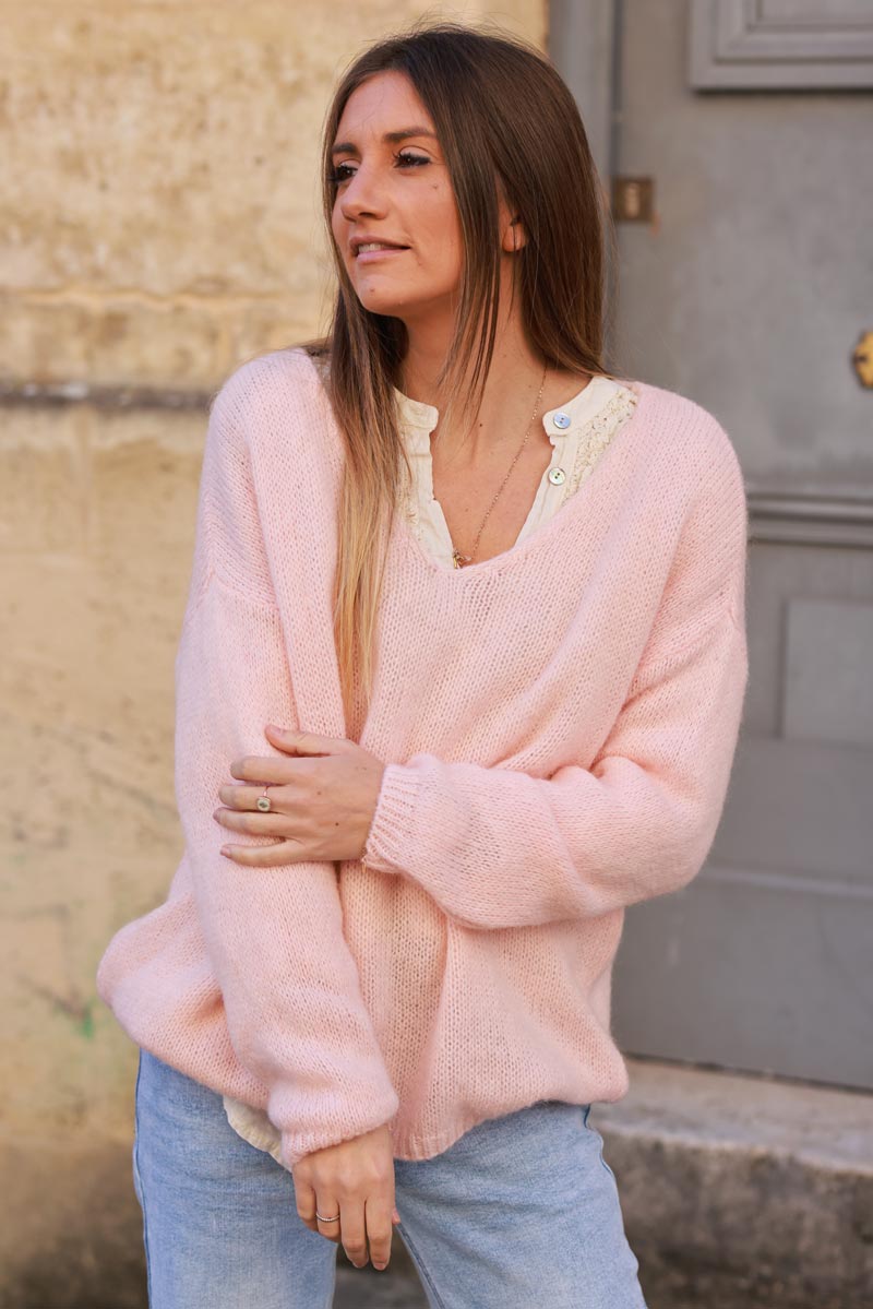 Pull rose pâle en maille mohair col v