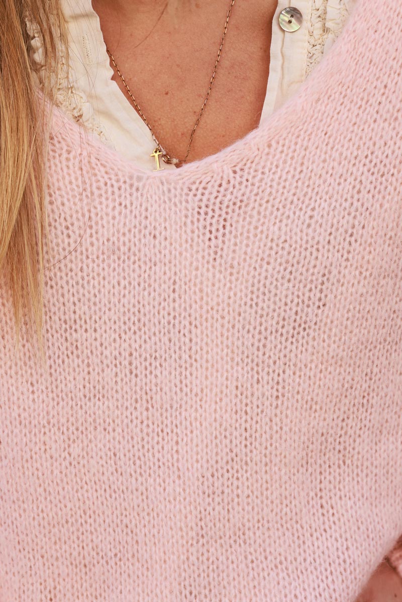 Pull rose pâle en maille mohair col v