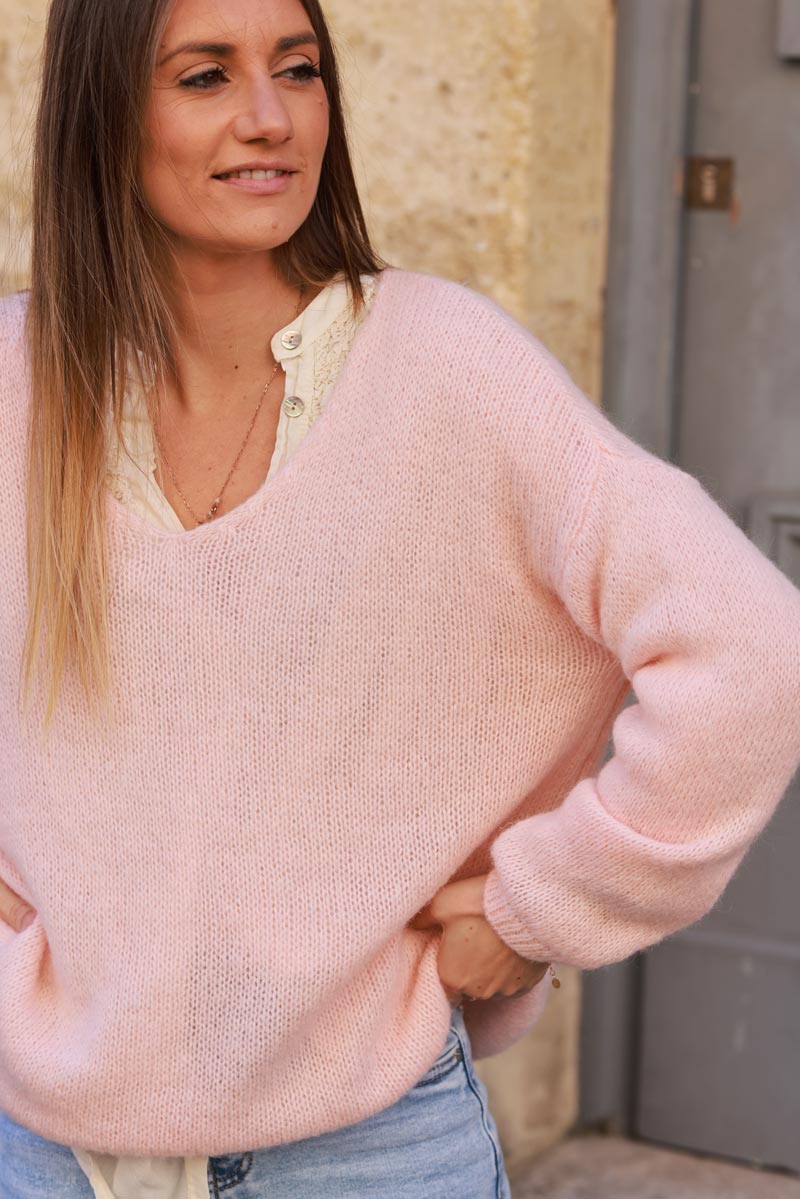 Pull rose pâle en maille mohair col v