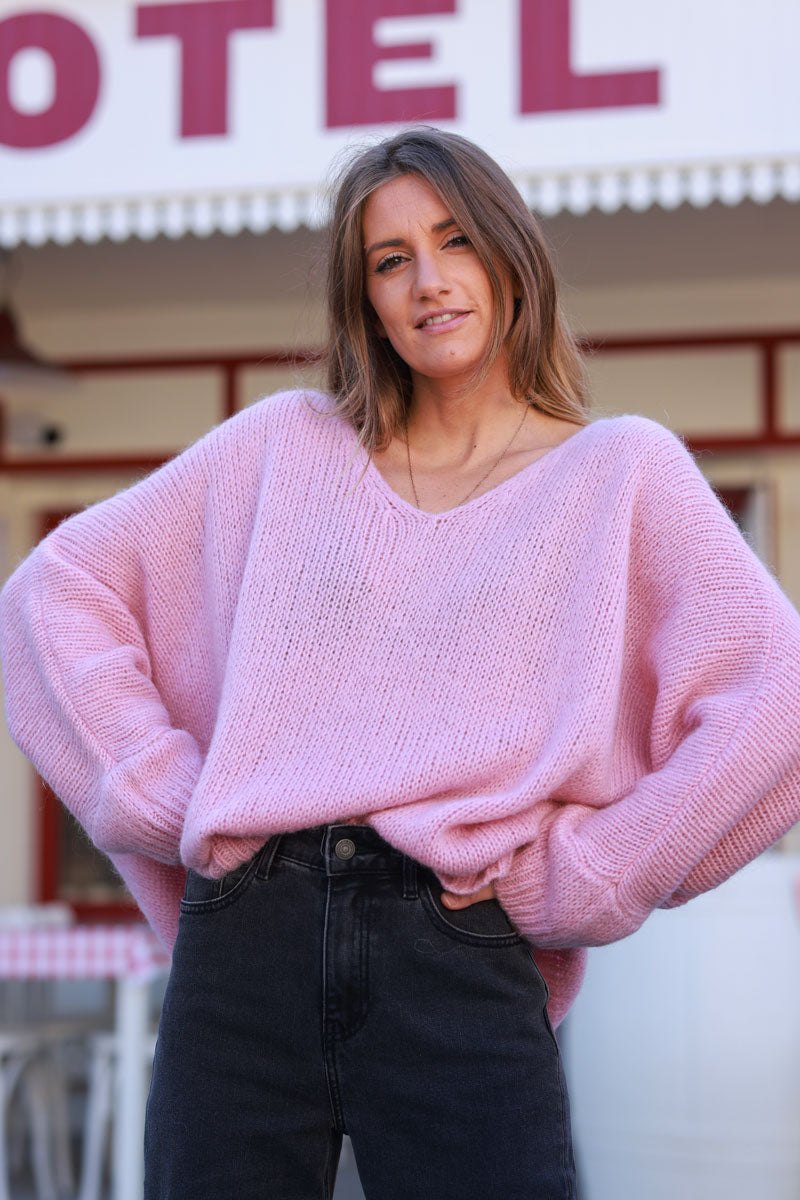 Pull rose poudré en maille col v manches chauve souris