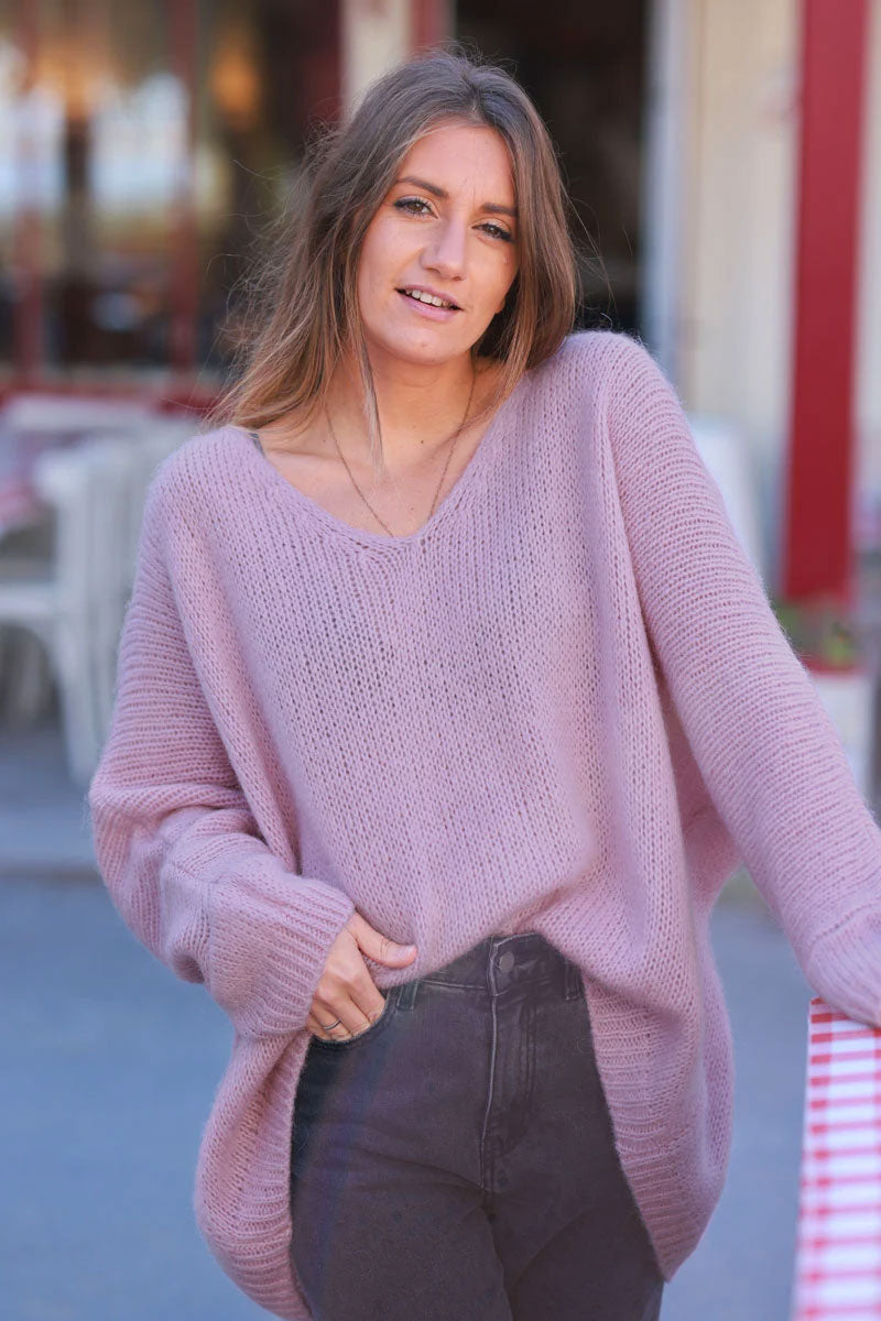Jersey de punto rosa empolvado con cuello de pico y manga murciélago