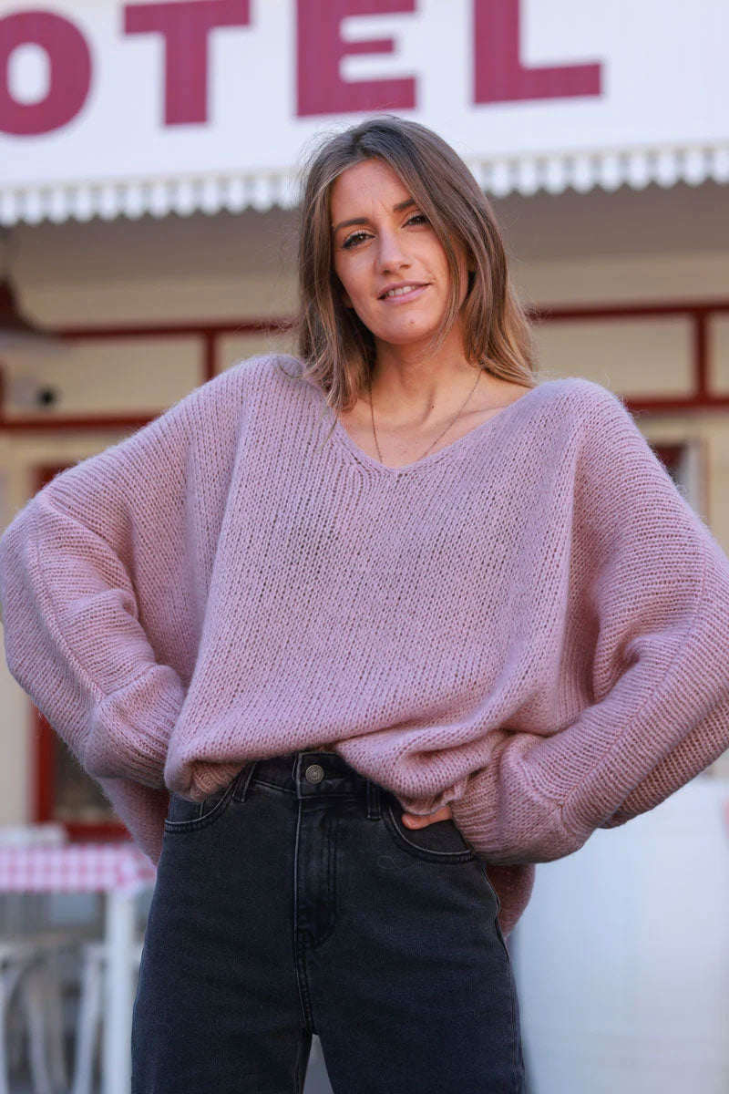 Jersey de punto rosa empolvado con cuello de pico y manga murciélago
