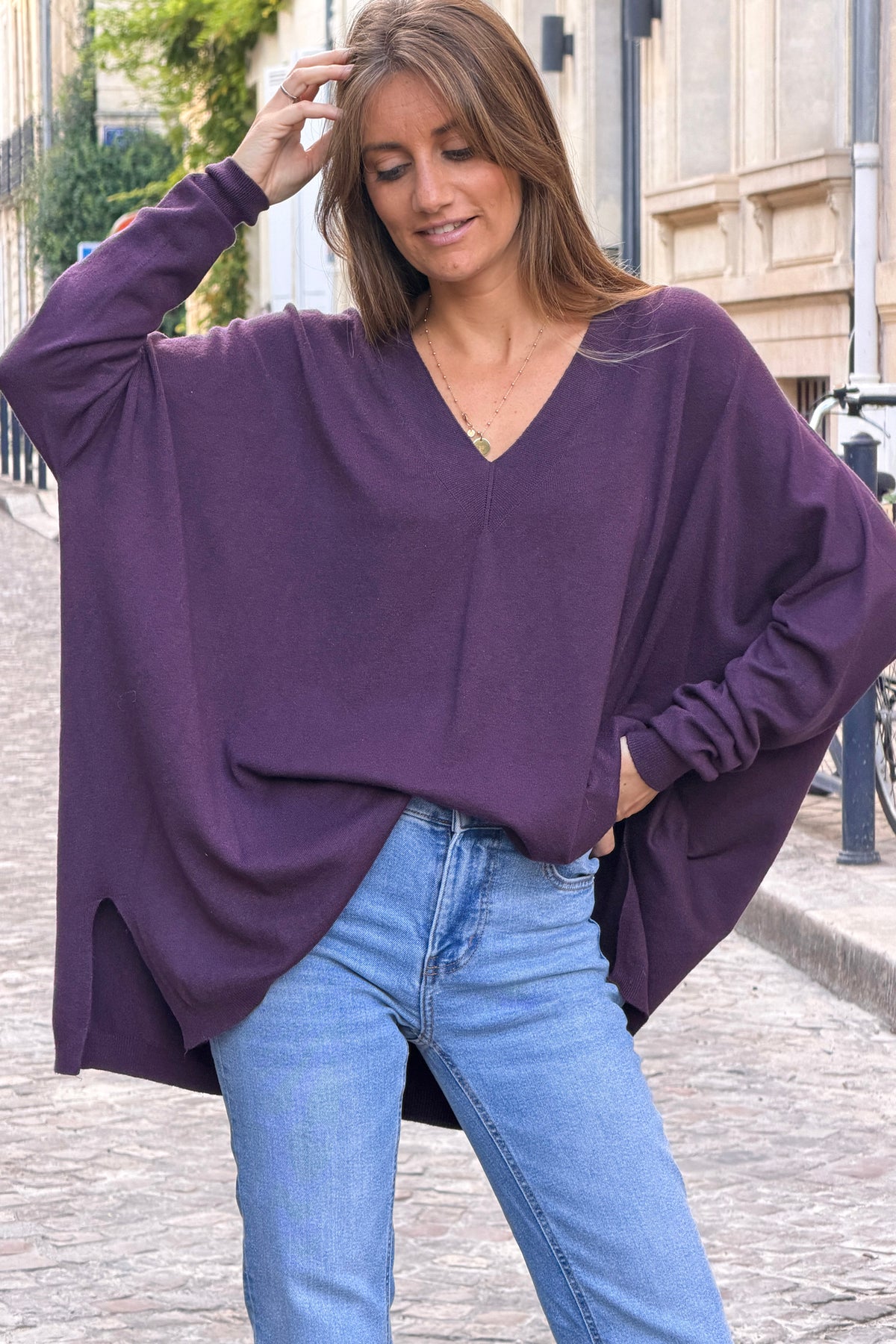 Pull sans coutures large et doux aubergine col v côtelé
