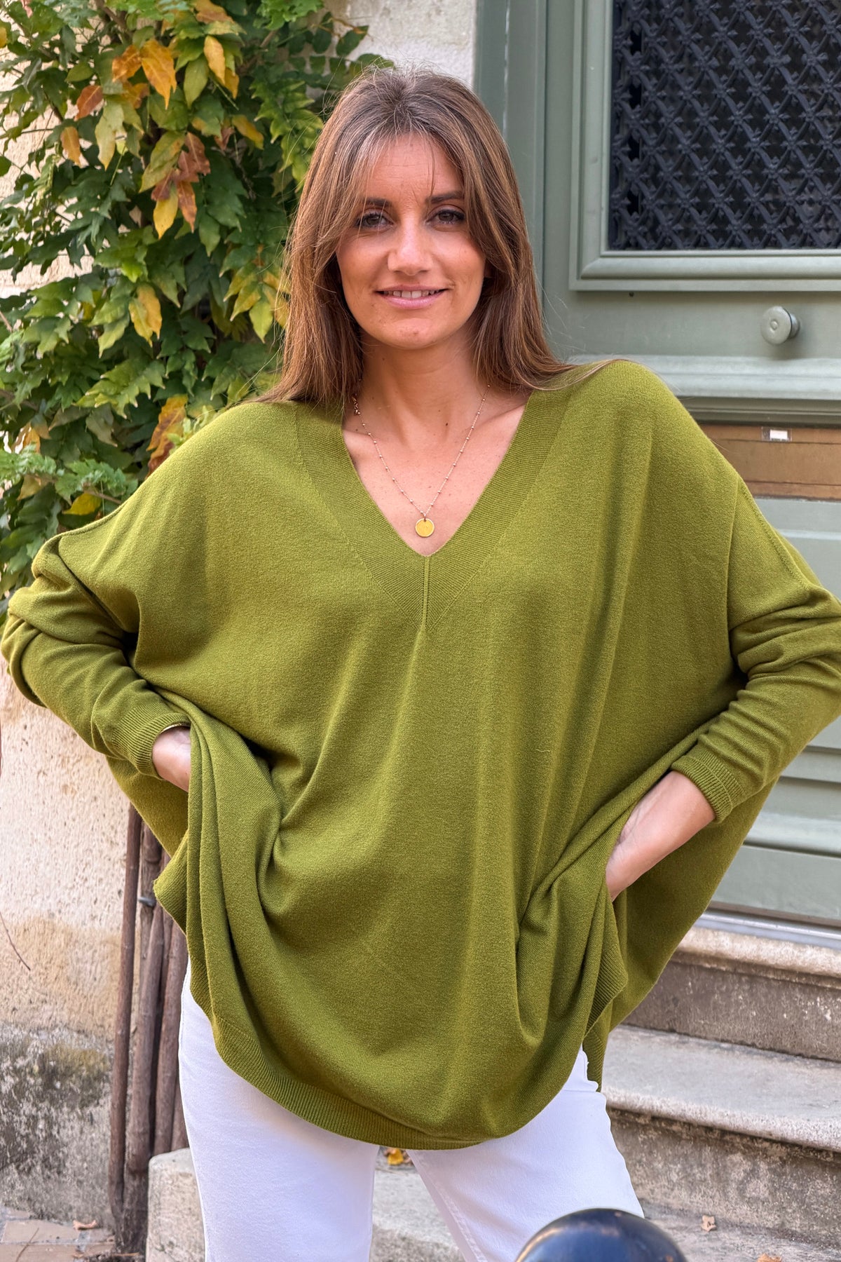 Pull sans coutures large et doux vert olive col v côtelé