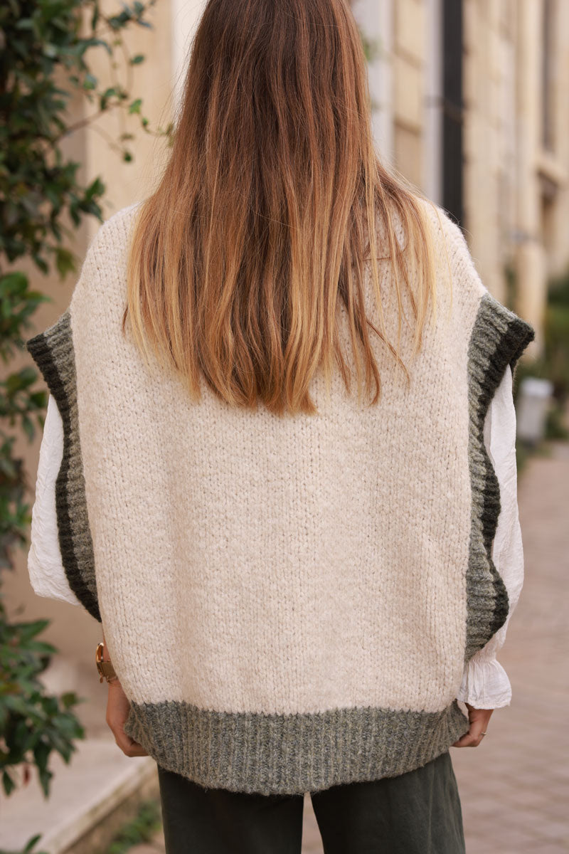 Pull sans manches beige en grosse maille col v et liseré côtelé taupe et kaki