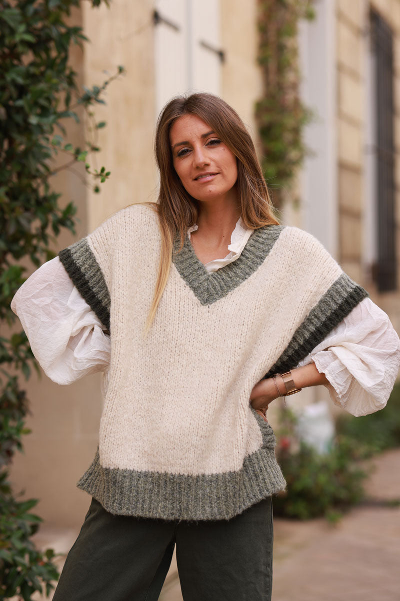 Pull sans manches beige en grosse maille col v et liseré côtelé taupe et kaki