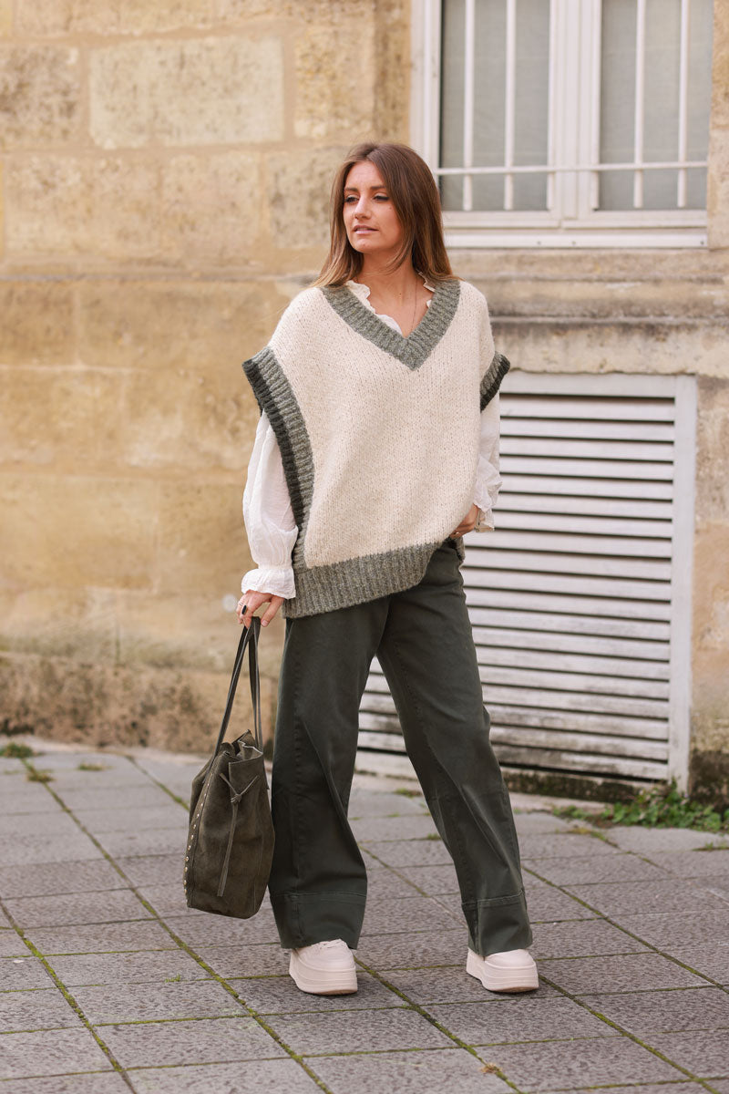 Pull sans manches beige en grosse maille col v et liseré côtelé taupe et kaki