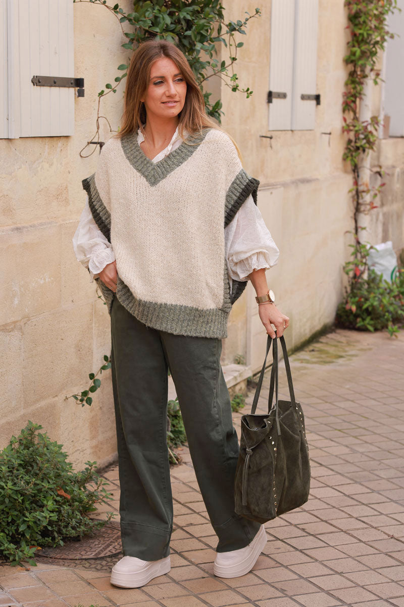 Pull sans manches beige en grosse maille col v et liseré côtelé taupe et kaki