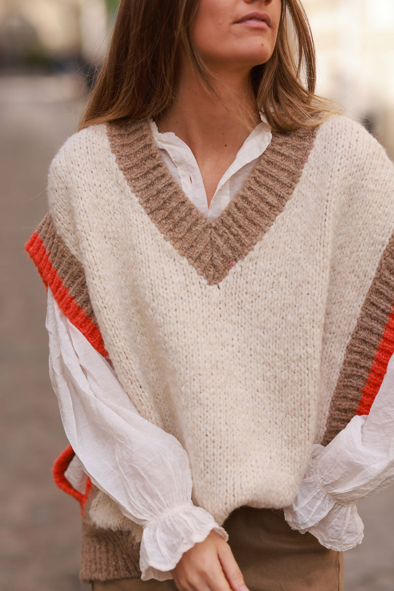 Pull sans manches beige en grosse maille col v et liseré côtelé taupe et orange