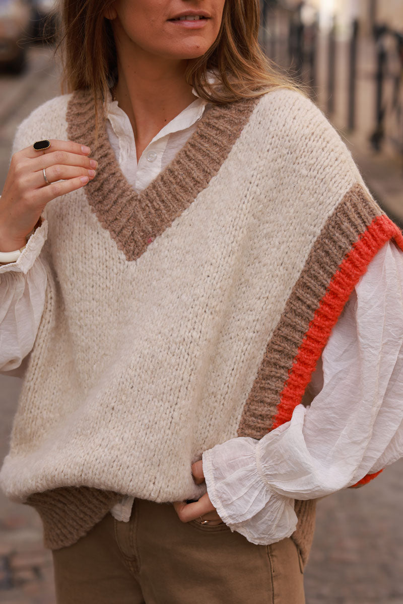 Pull sans manches beige en grosse maille col v et liseré côtelé taupe et orange