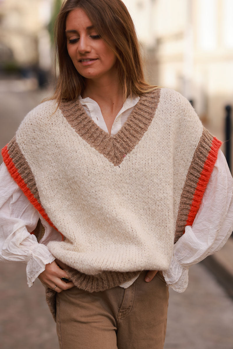 Pull sans manches beige en grosse maille col v et liseré côtelé taupe et orange