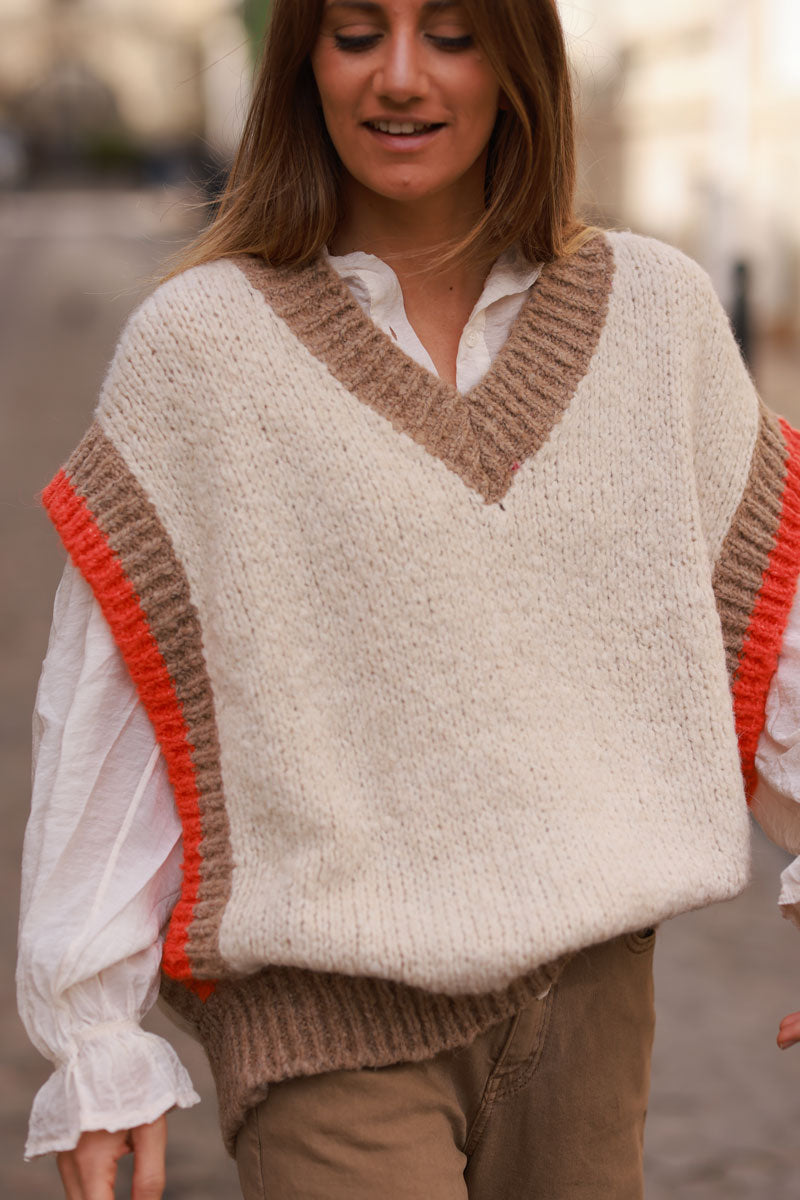 Jersey beige sin mangas de punto grueso con cuello de pico y ribetes de canalé color topo y naranja