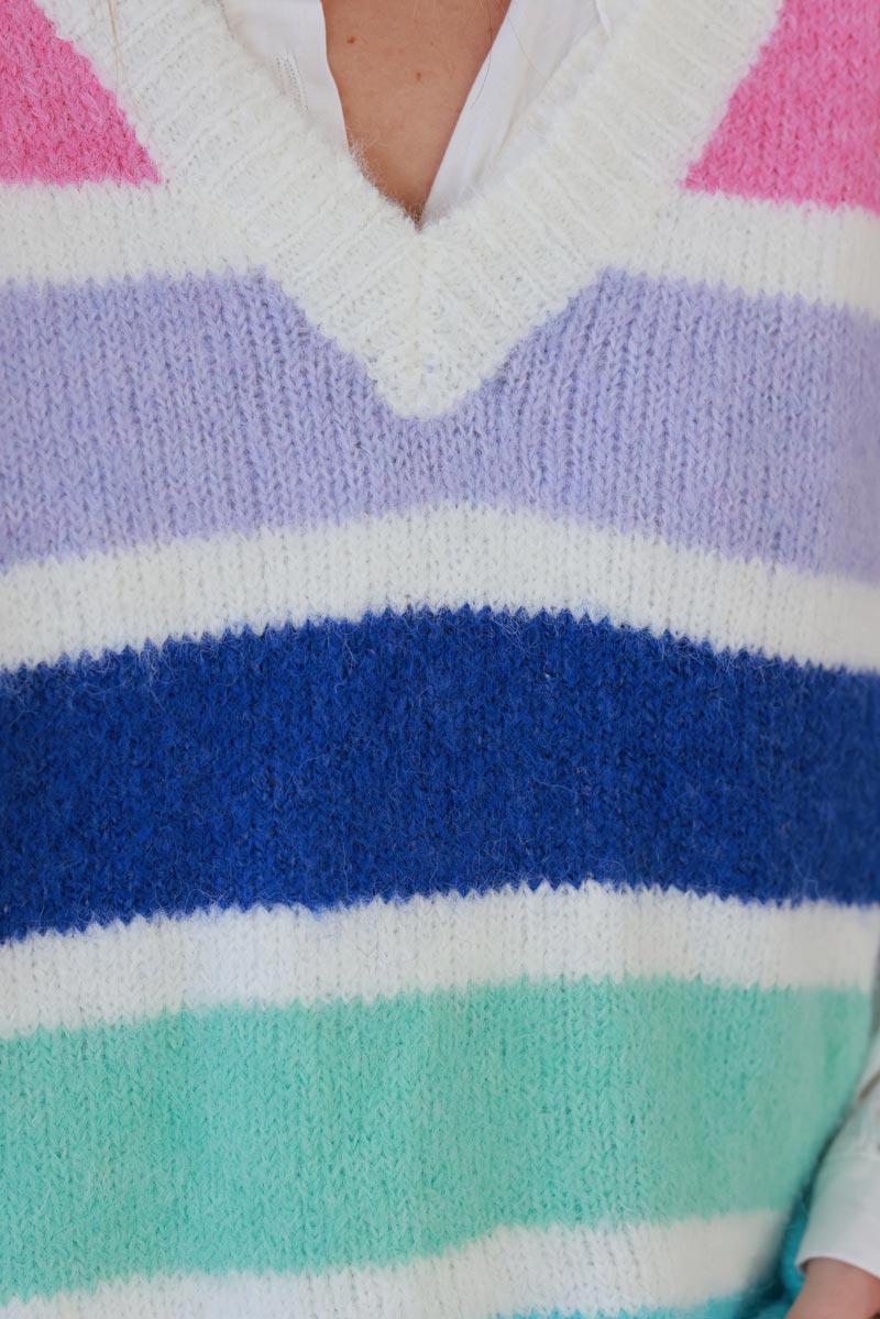 Pull sans manches en maille rayures colorées pastel bleu rose col v côtelé