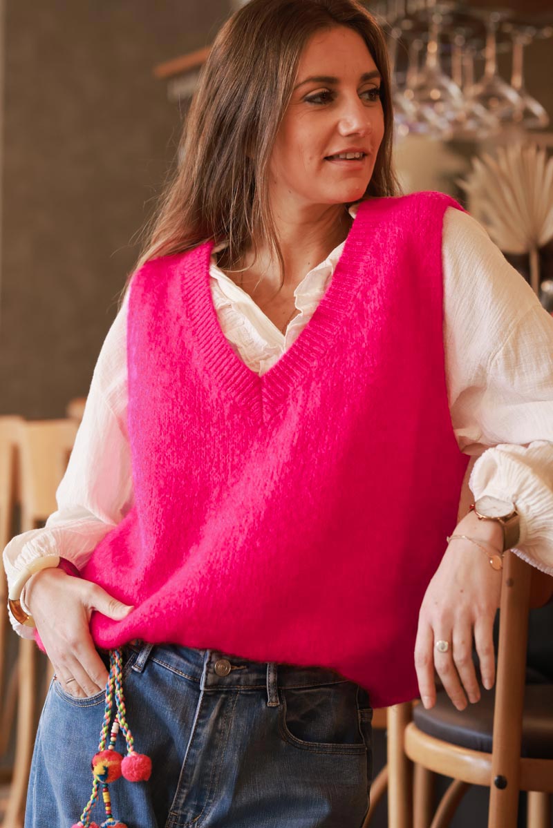 Pull sans manches fuchsia en grosse maille col v côtelé