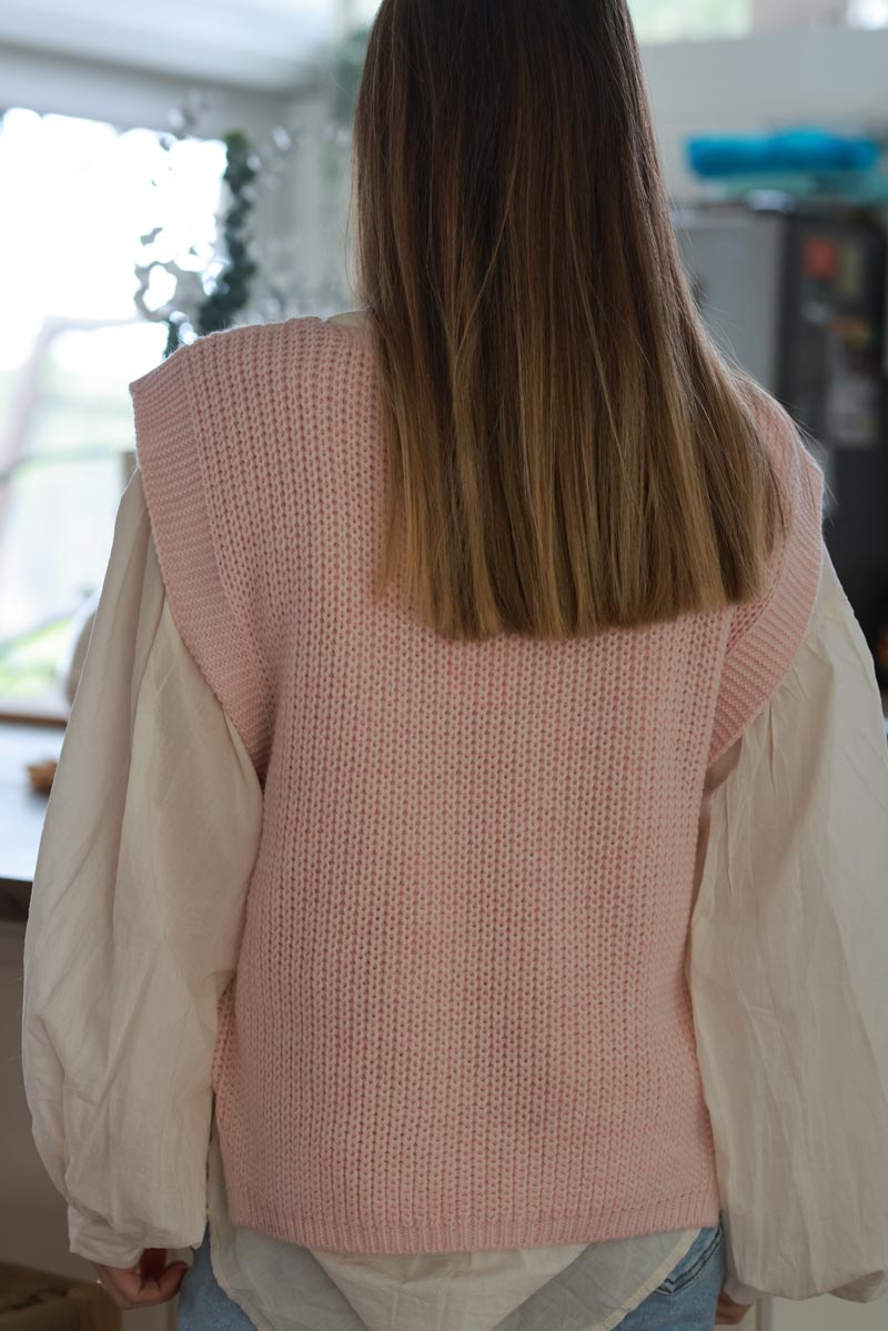 Pull sans manches rose pâle maille losanges boutons écaille sur les cotés