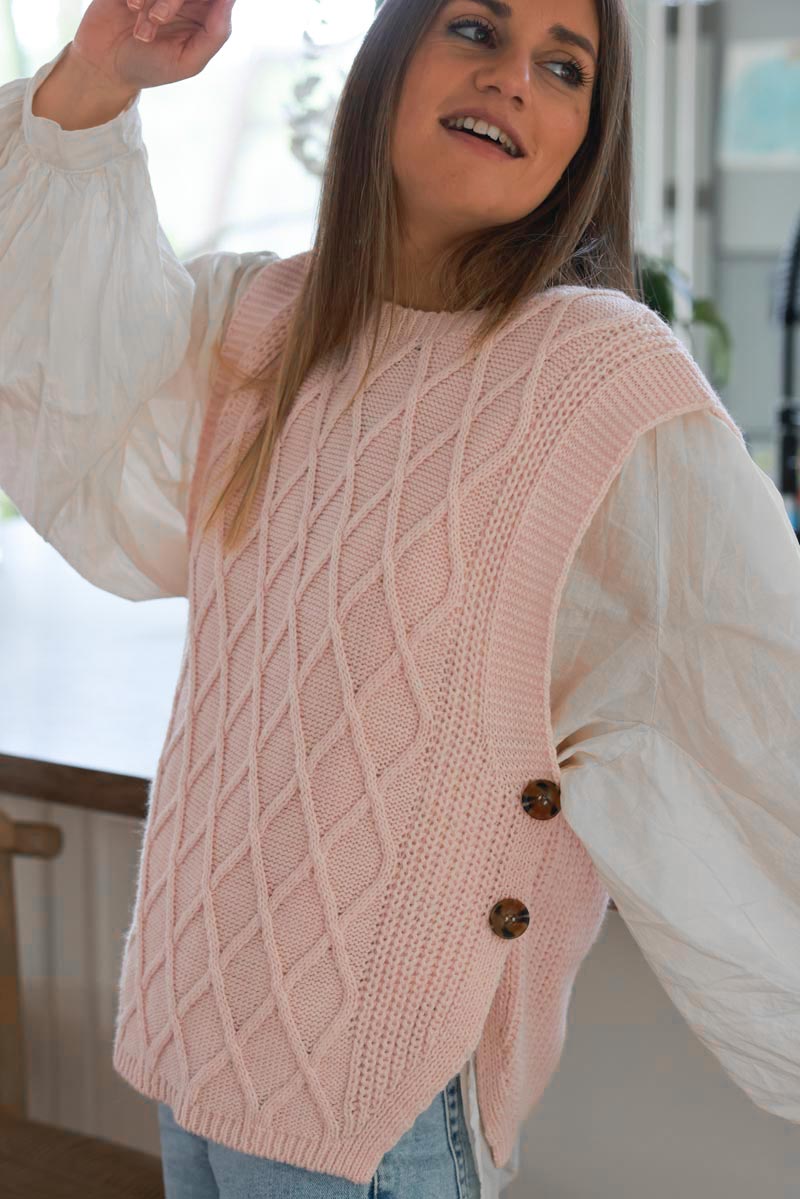 Pull sans manches rose pâle maille losanges boutons écaille sur les cotés