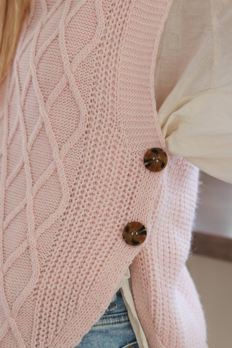 Pull sans manches rose pâle maille losanges boutons écaille sur les cotés