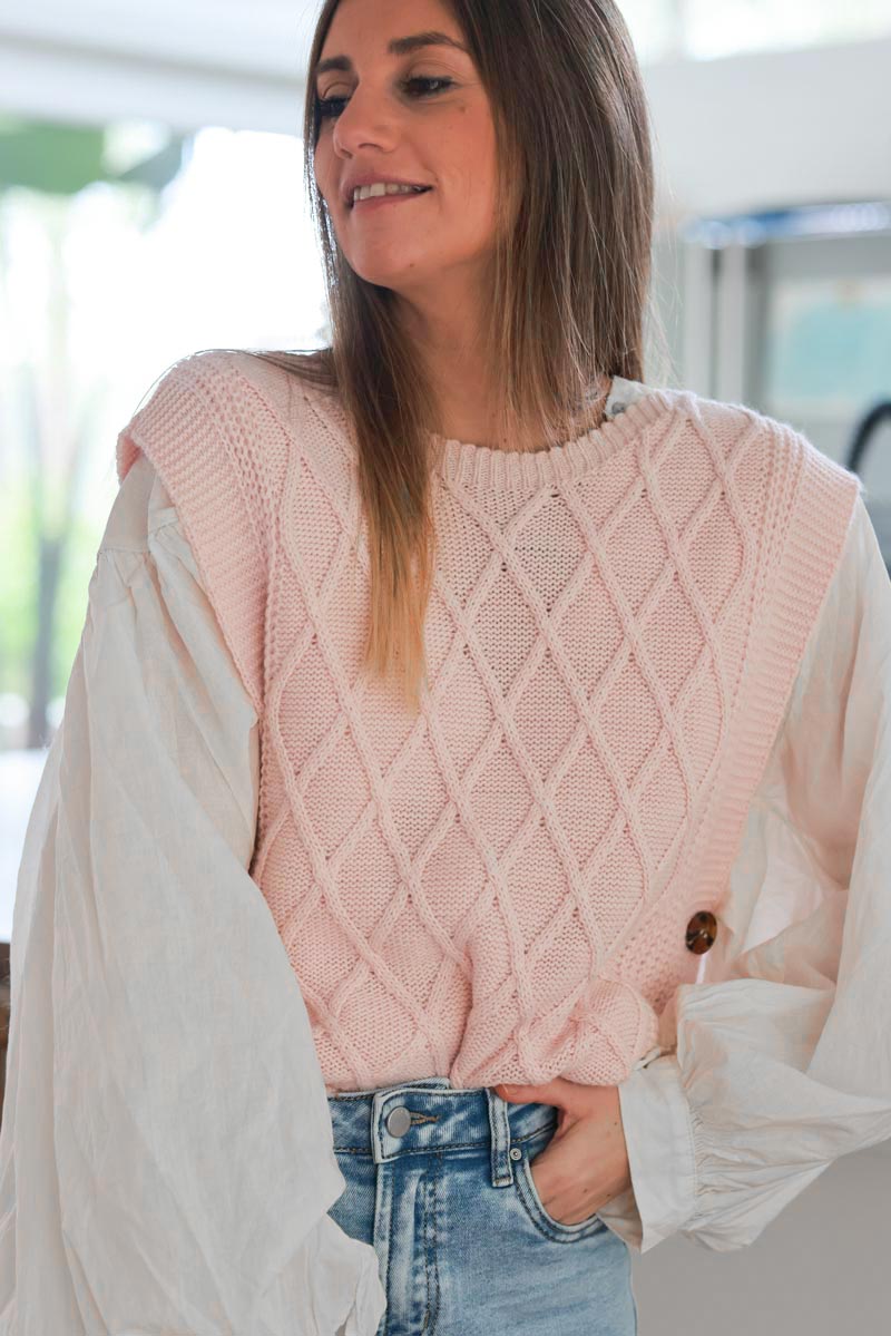 Pull sans manches rose pâle maille losanges boutons écaille sur les cotés