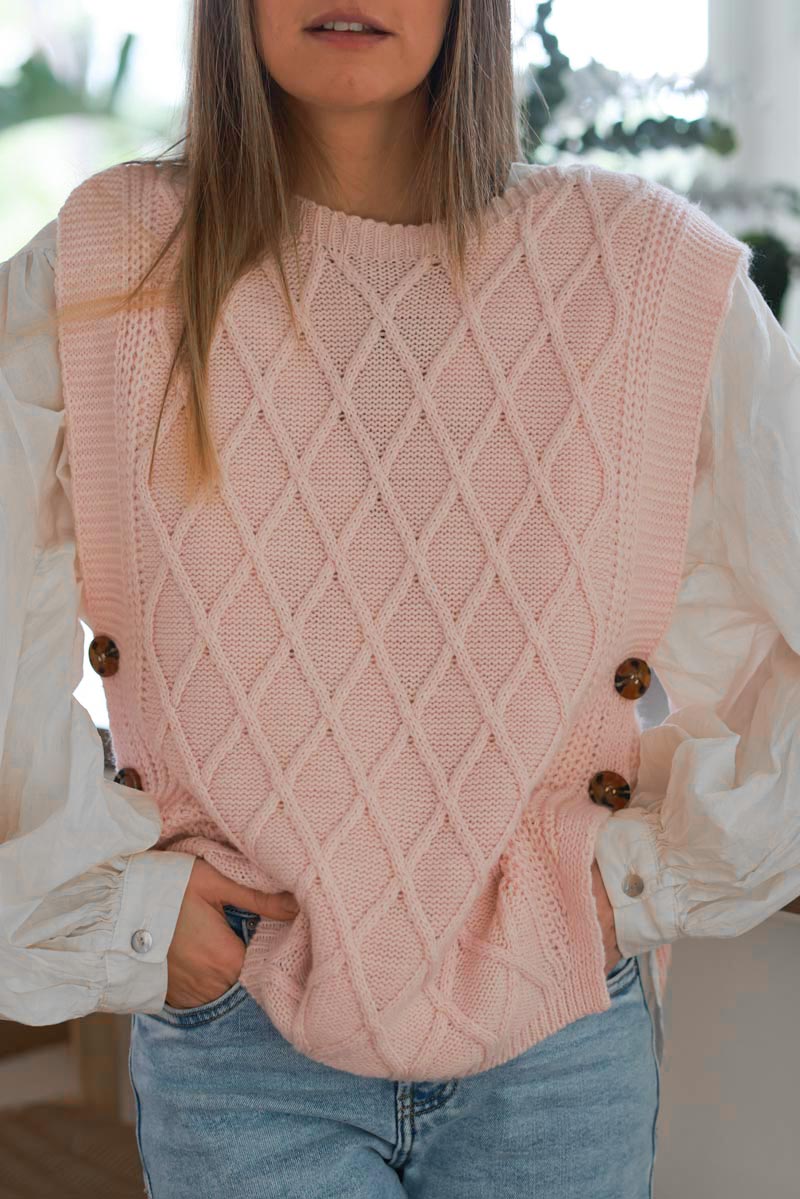 Pull sans manches rose pâle maille losanges boutons écaille sur les cotés