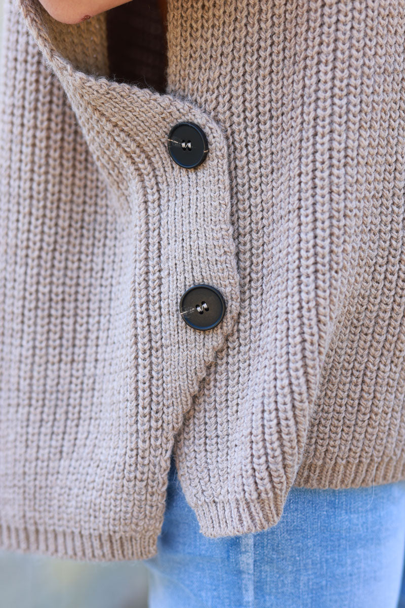 Pull sans manches taupe à boutons grosse maille style crochet