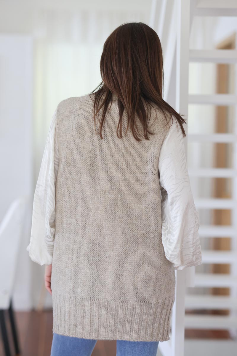 Pull sans manches taupe en maille col v e428 (1)