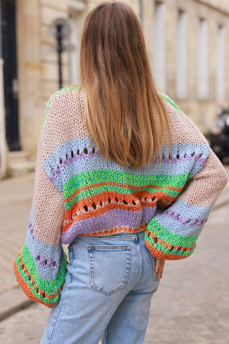 Pull taupe en grosse maille ajourée rayures colorées à motif col bateau