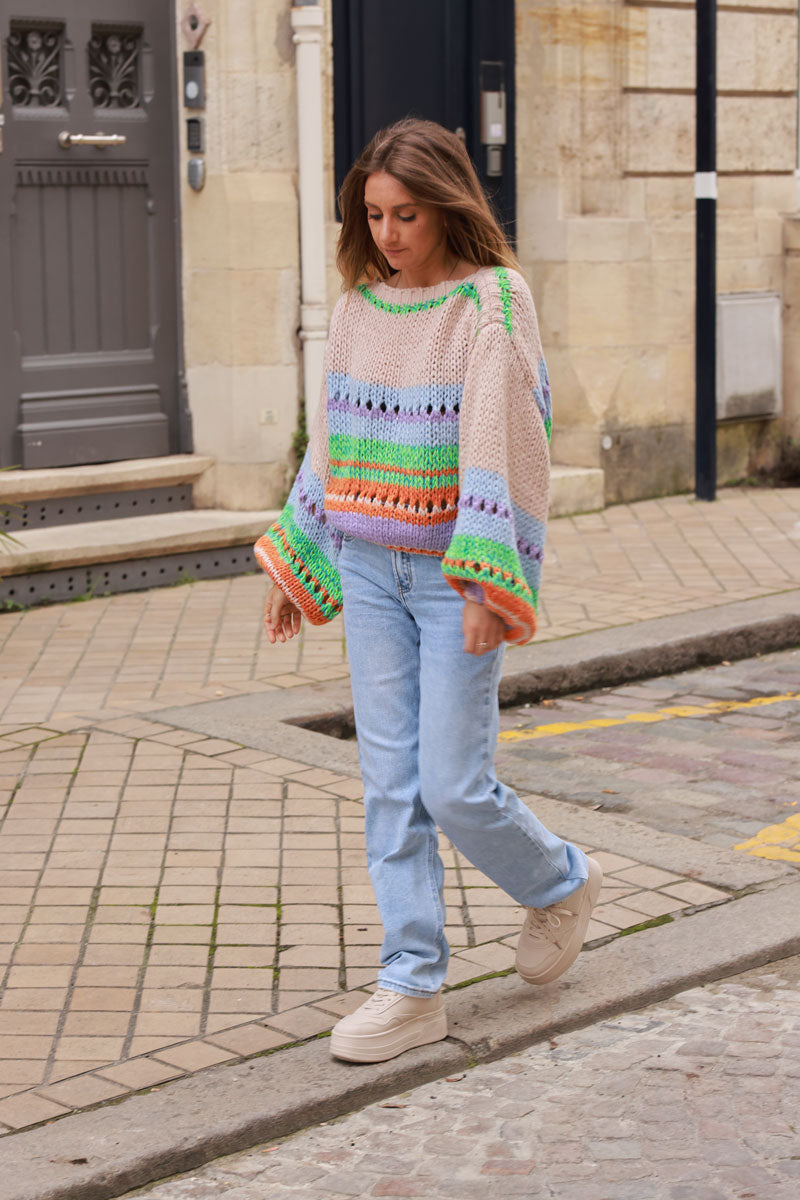 Pull taupe en grosse maille ajourée rayures colorées à motif col bateau