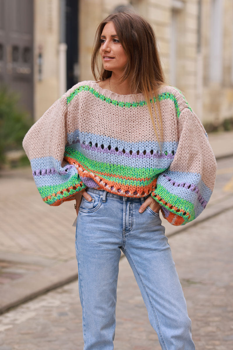 Pull taupe en grosse maille ajourée rayures colorées à motif col bateau