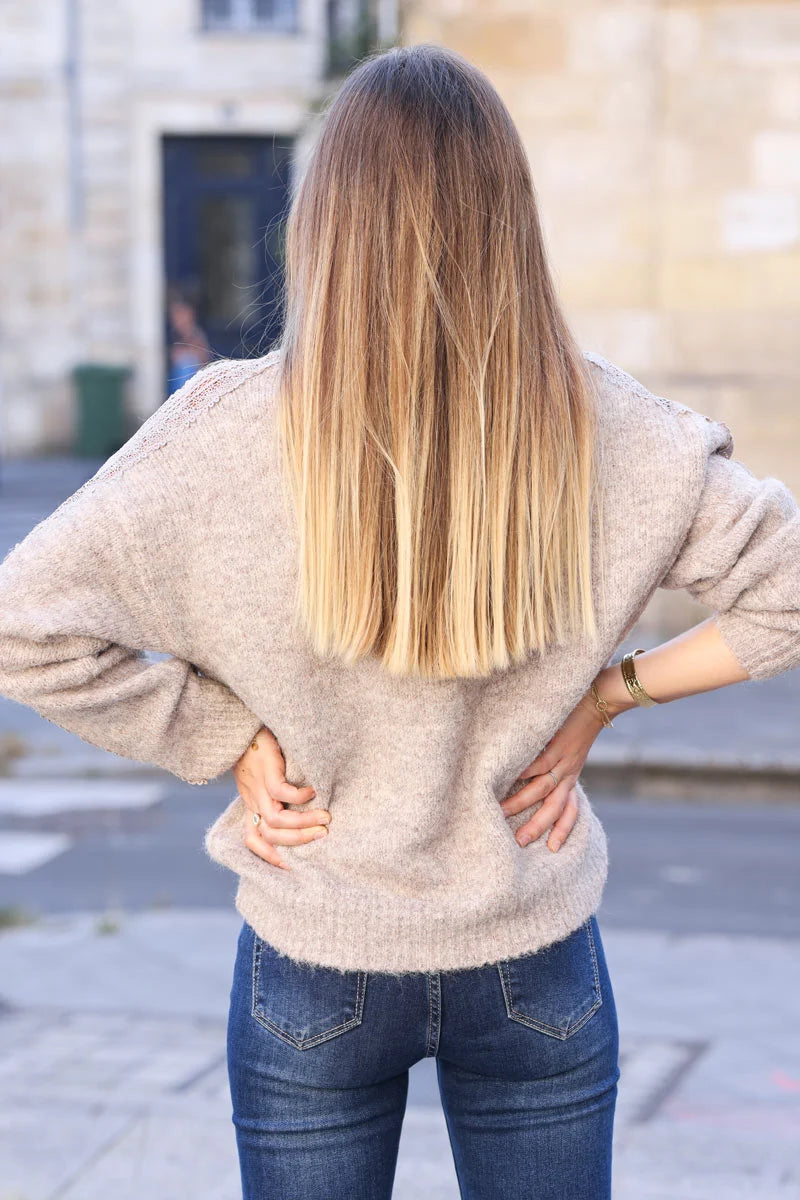 Pull taupe en maille moelleuse broderie ajourée sur le bras