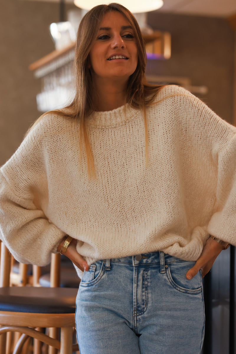 Pull tout doux beige clair en maille col rond et manches bouffantes