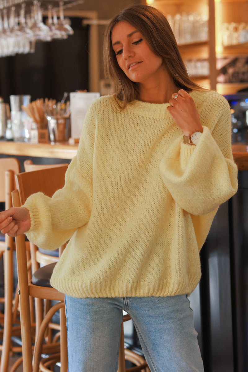 Pull tout doux jaune pastel en maille col rond et manches bouffantes