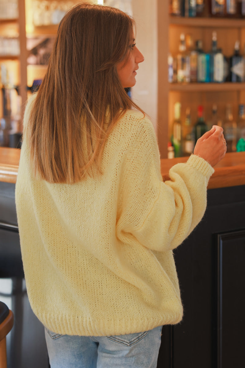 Pull tout doux jaune pastel en maille col rond et manches bouffantes