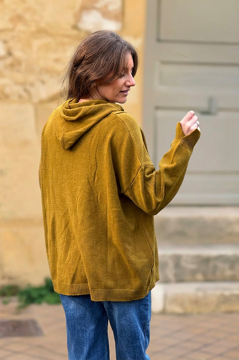 Pull tout doux moutarde à capuche détails reliefs