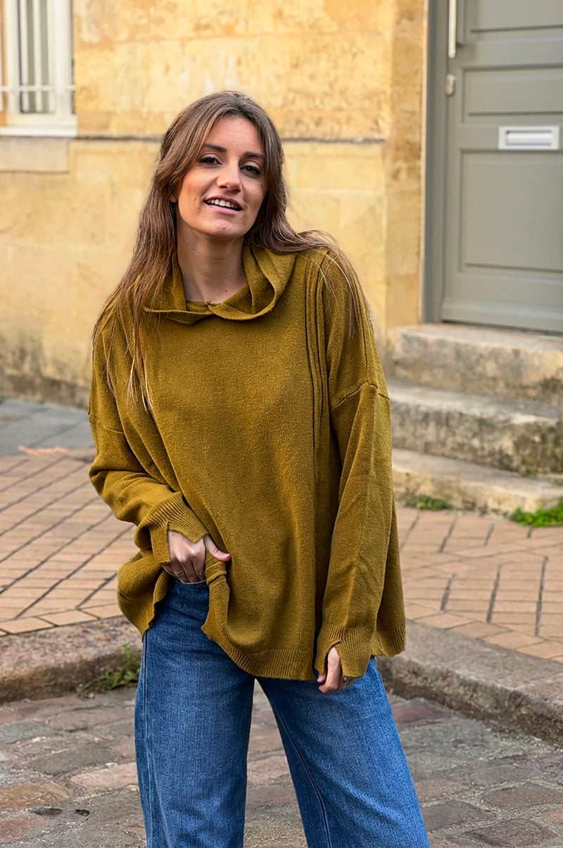 Pull tout doux moutarde à capuche détails reliefs