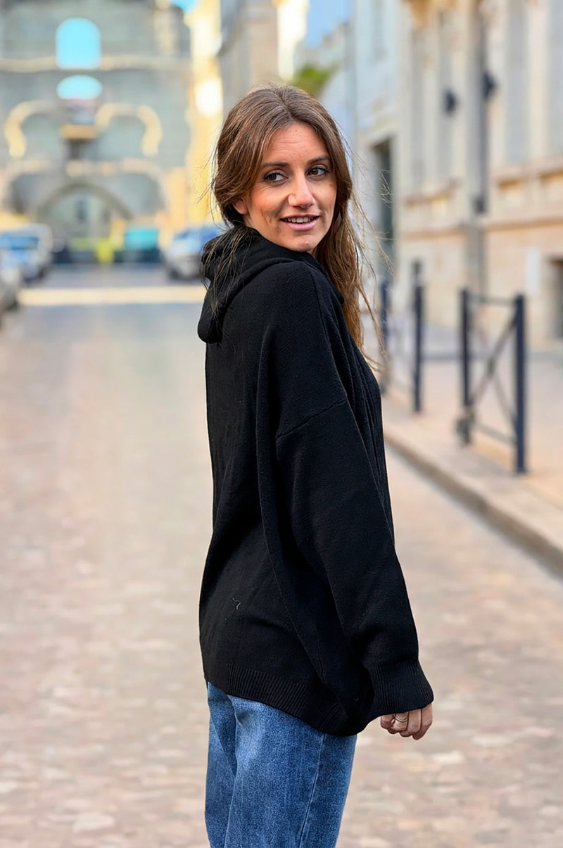 Pull tout doux noir à capuche détails reliefs